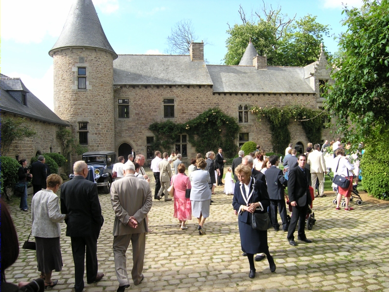 Guests enter the Manoir