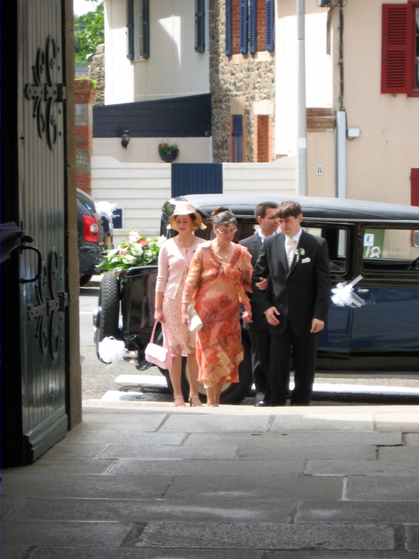 Éric and Karine's mom enter the Church