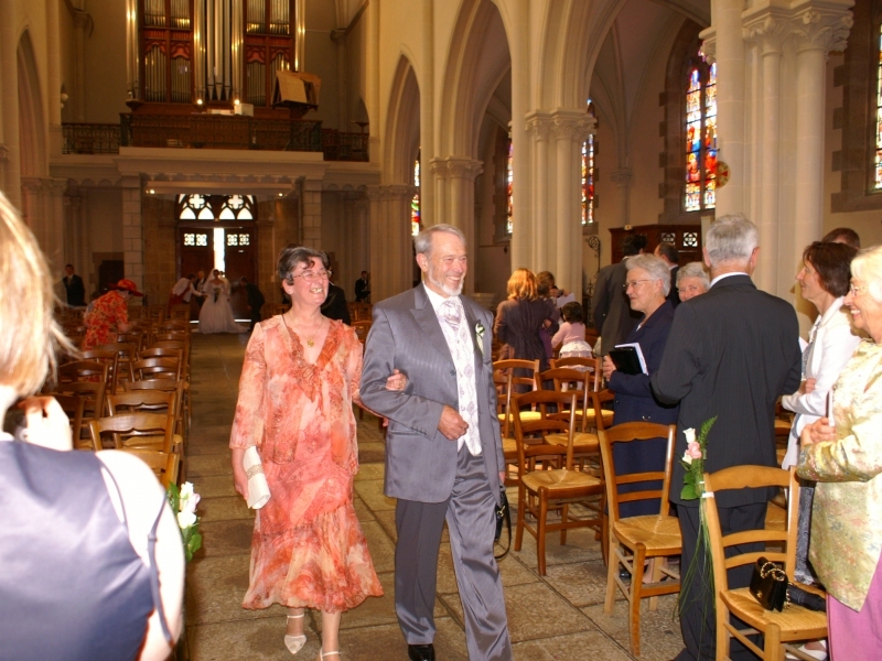 La maman de Karine et le papa d'Éric entrent dans l'église