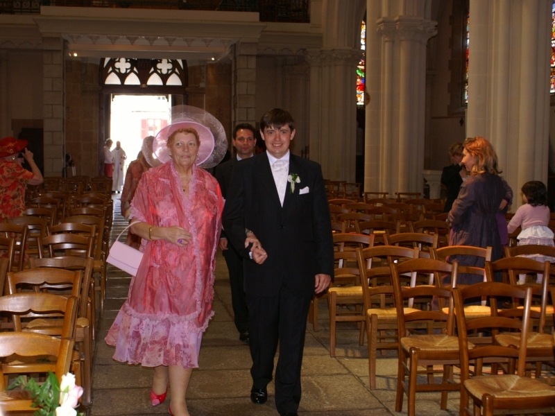 Éric and his mom enter the Church