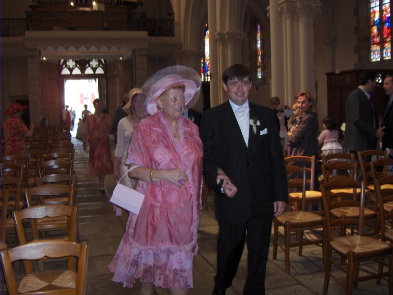 Éric et sa maman entrent dans l'église