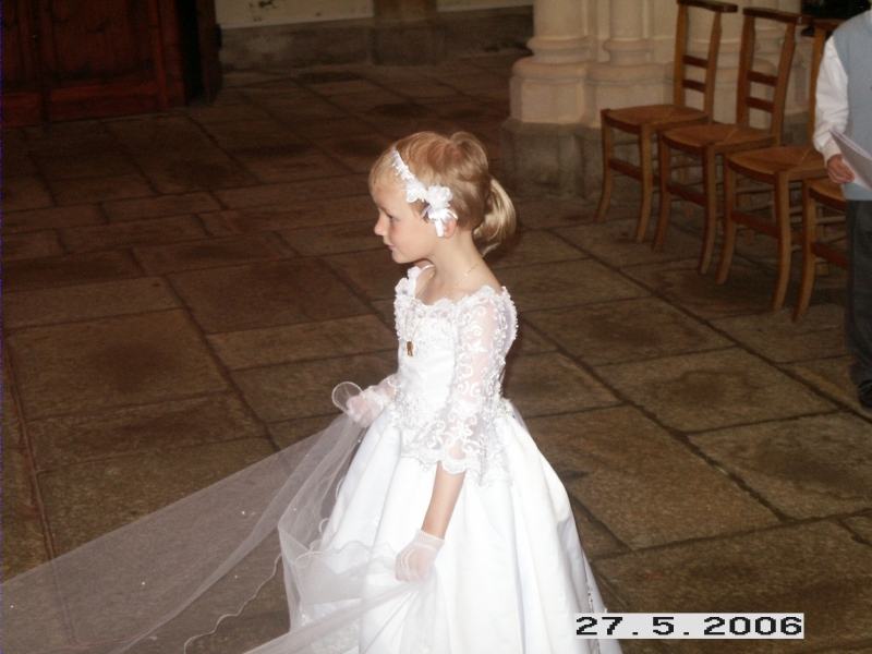 Little bridesmaids follow Karine who enters the Church
