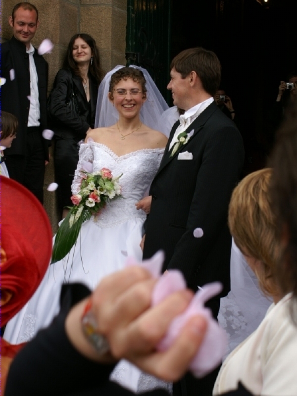 Les mariés à la sortie de l'église