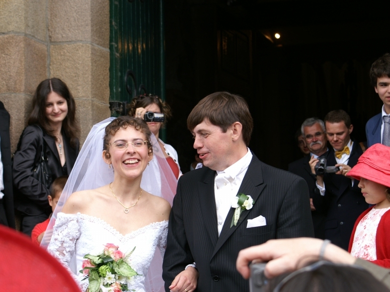 Les mariés à la sortie de l'église