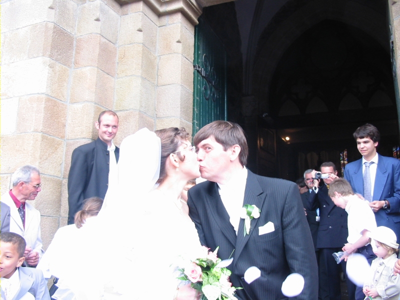 Les mariés à la sortie de l'église