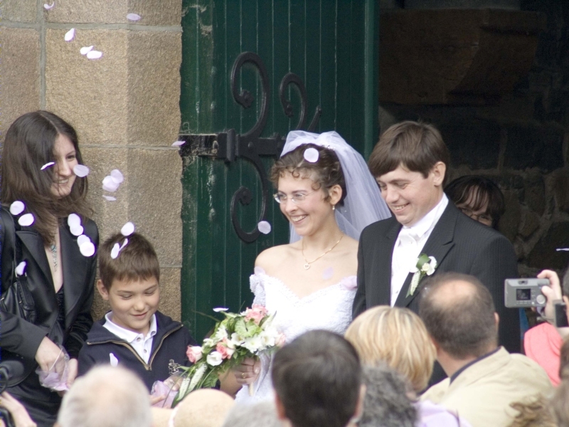 Les mariés à la sortie de l'église