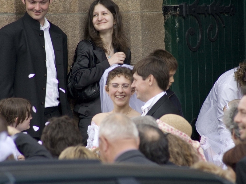 Les mariés à la sortie de l'église