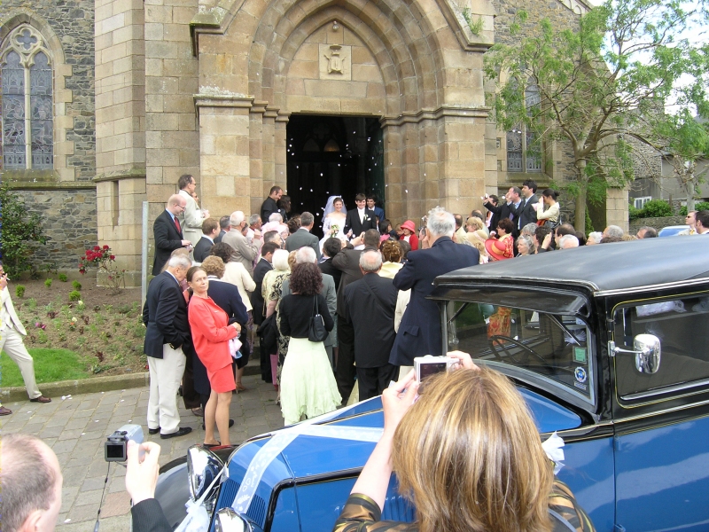 Les mariés à la sortie de l'église