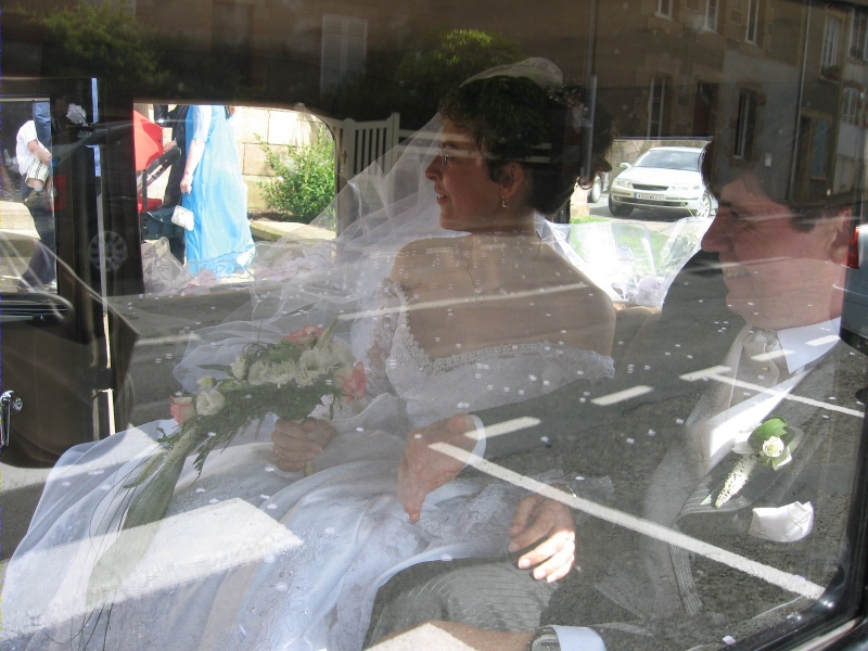 Les mariés dans la voiture
