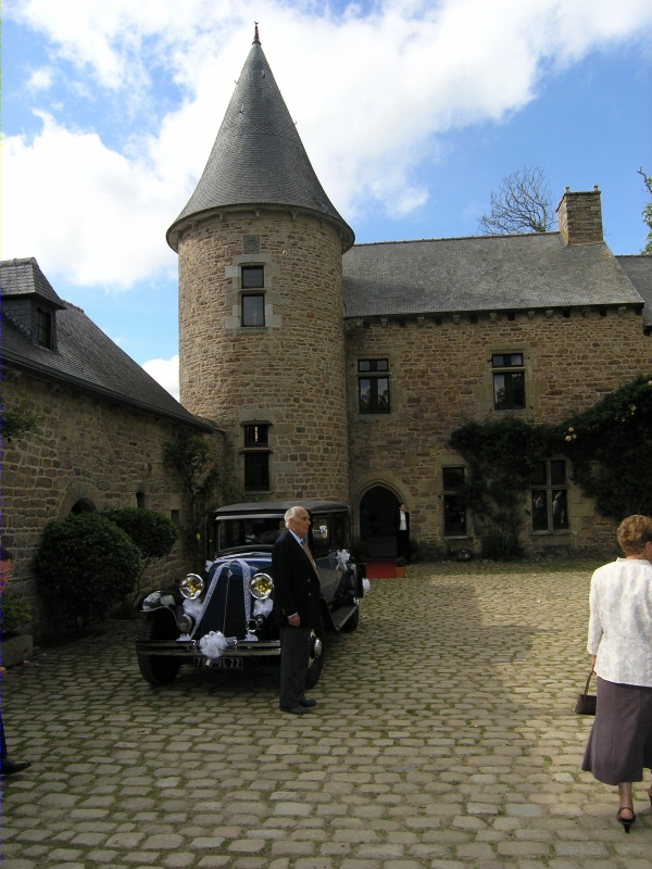 Car and driver at the Manoir de la Noë Verte