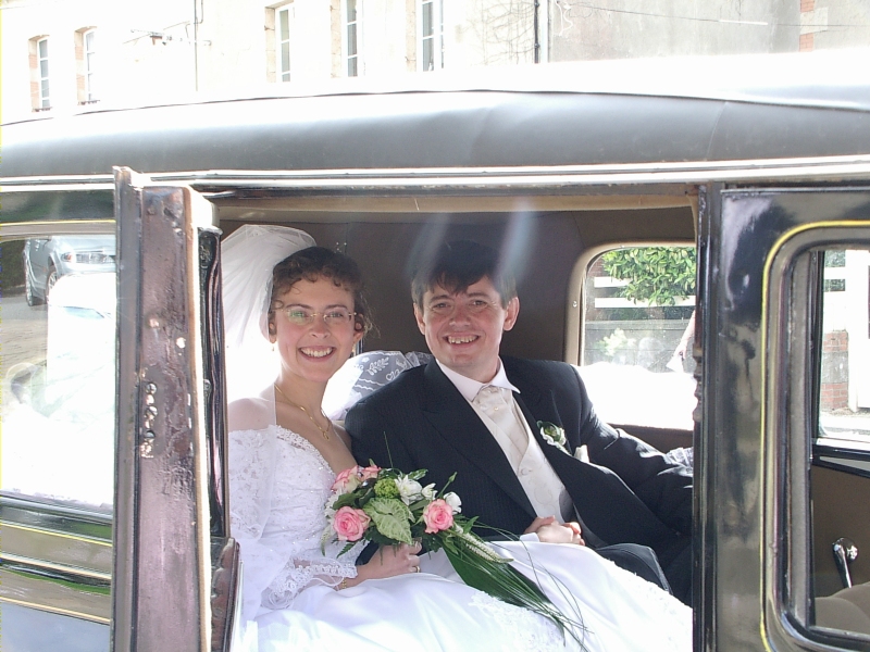 The wedding couple in the car