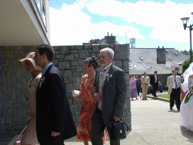 Bridesmaid, best man, Karine's mom and Éric's dad enter the City hall