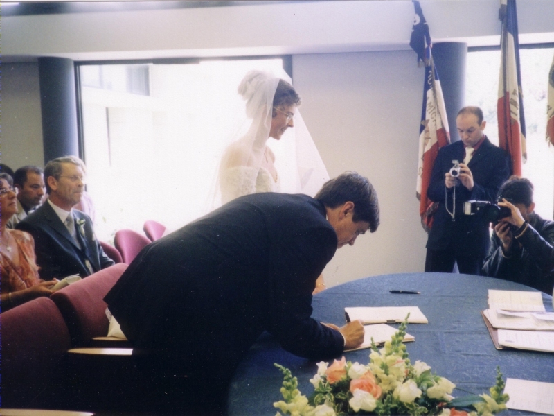 Éric signs official wedding papers