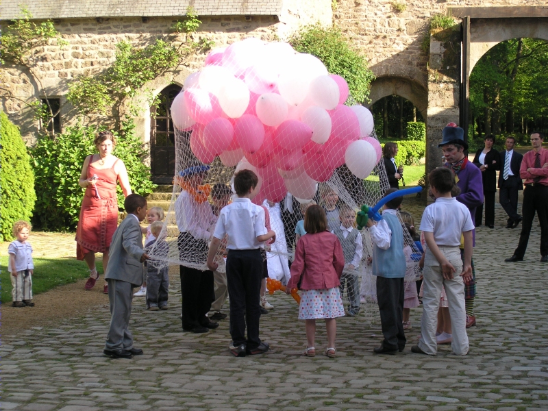 Clown and children prepare the release of balloons