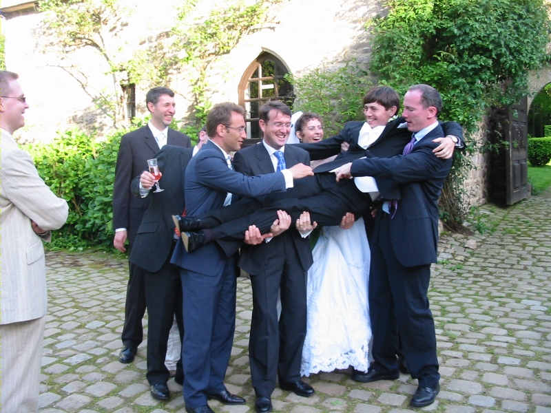 Guests carry Éric